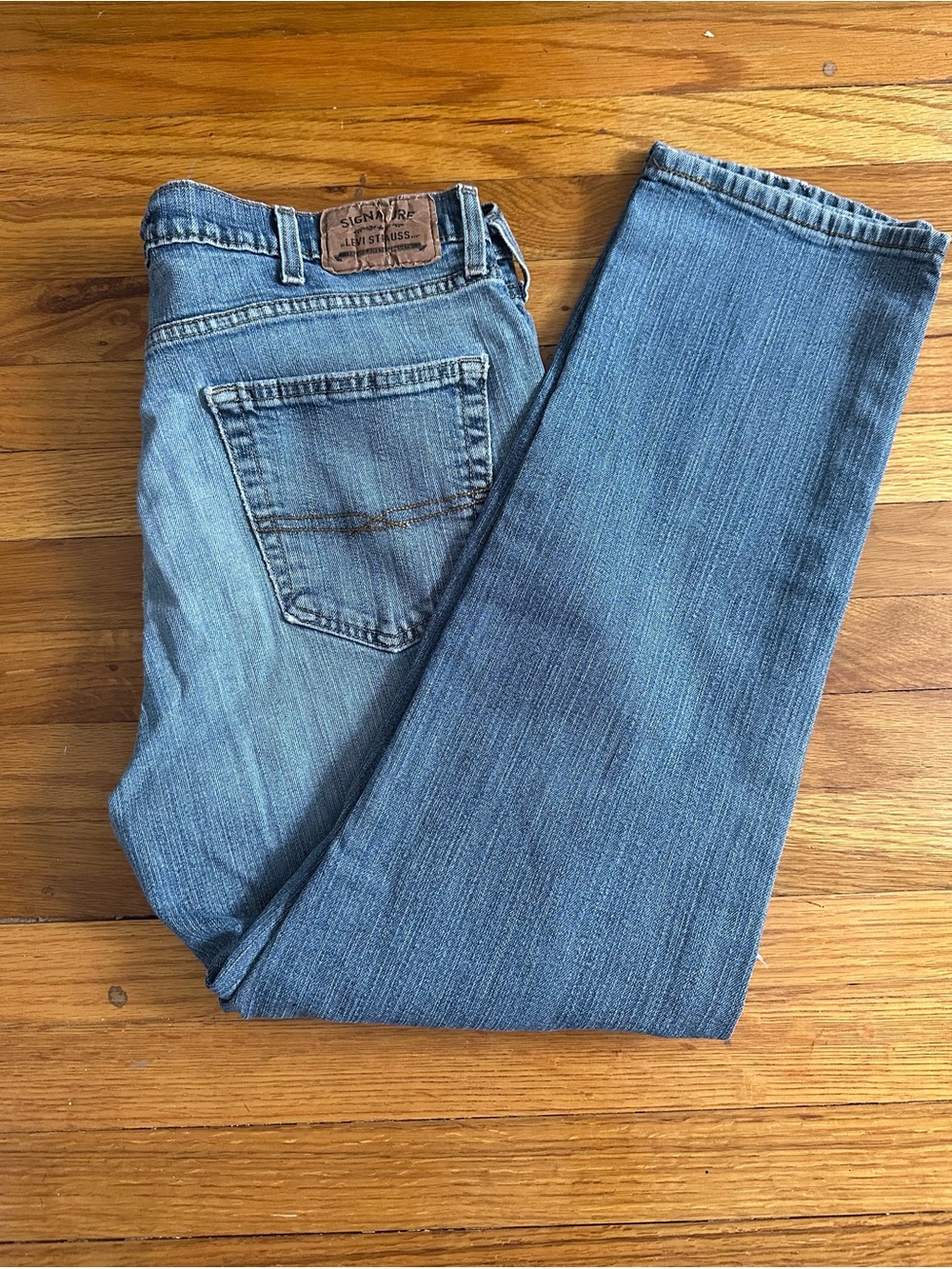 Men’s signature Levi Strauss jeans W38L32